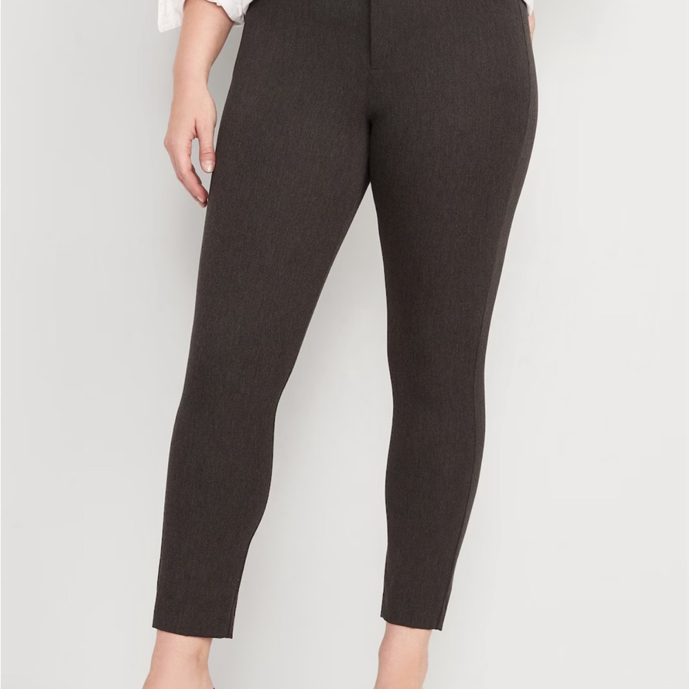 Black Ankle Cropped Pants with Slim Fit and Stretchy Fabric
